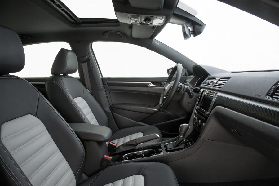 Интерьер Volkswagen Passat GT Concept 2016 года  (фото 8 из 8)